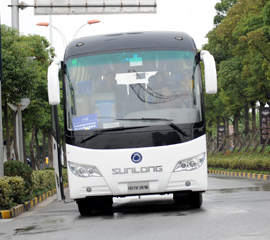 行驶在途中的申龙客车