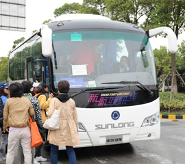 申龙客车正在服务美兰湖名人赛