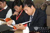 中国客车行业人力资源座谈会与会嘉宾仔细阅读调研报告