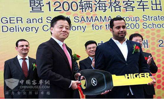 苏州工业园区管委会主任杨知评向沙特萨玛玛集团CEO艾哈迈德递交金钥匙