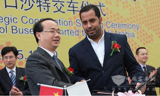 苏州金龙海格客车总经理吴文文与沙特萨玛玛集团CEO艾哈迈德签署战略合作协议