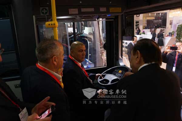 车展现场,客户亲身体验金旅客车