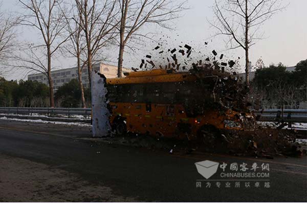 宇通完成了一次成功的校车碰撞测试