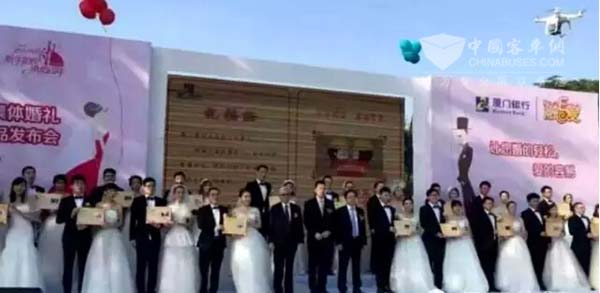 厦门爱情巴士搭载20对新人幸福启程