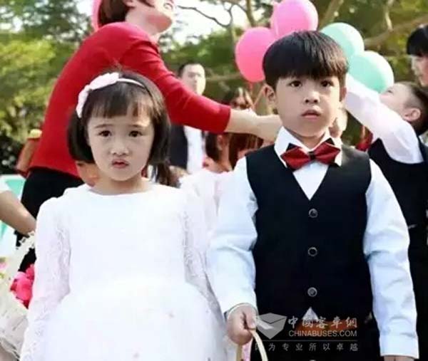 厦门爱情巴士搭载20对新人幸福启程