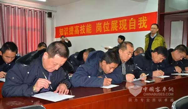 笔试现场，职工认真答题