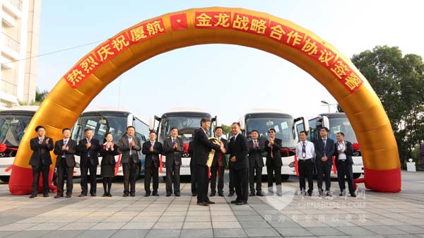 国内首批787机组纯电动通勤车交付厦航