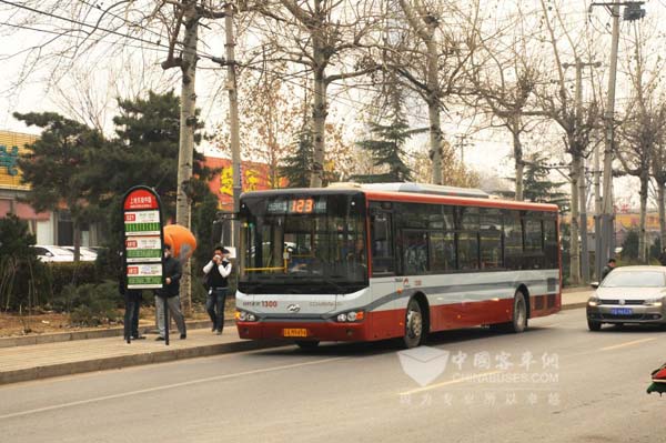 海格欧六公交车走上北京街头