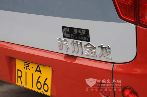 车辆尾部的欧六标识