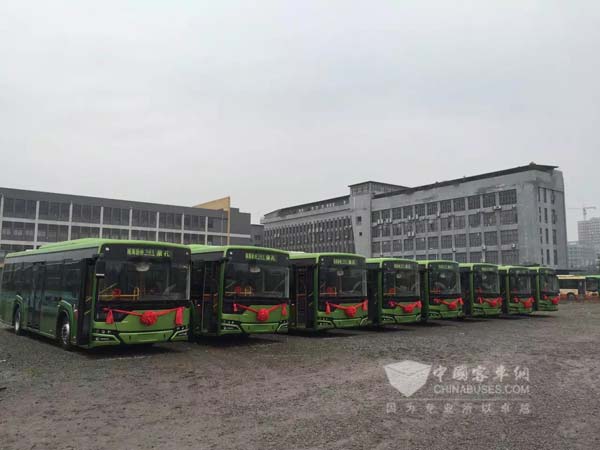 恒通首批恒瑞系列客车驶进酉阳桃花源