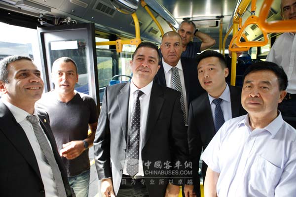 厦门金旅总经理叶宏廷（右一）陪同以色列客人参观金旅客车