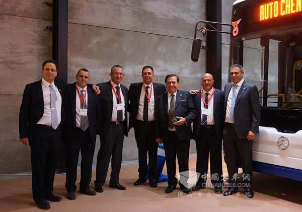  以色列客户与金旅客车合影