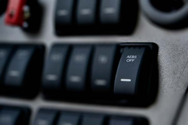 车辆上的AEBS启用按键