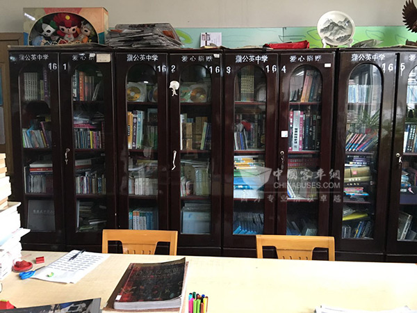 来自社会各界的捐献图书