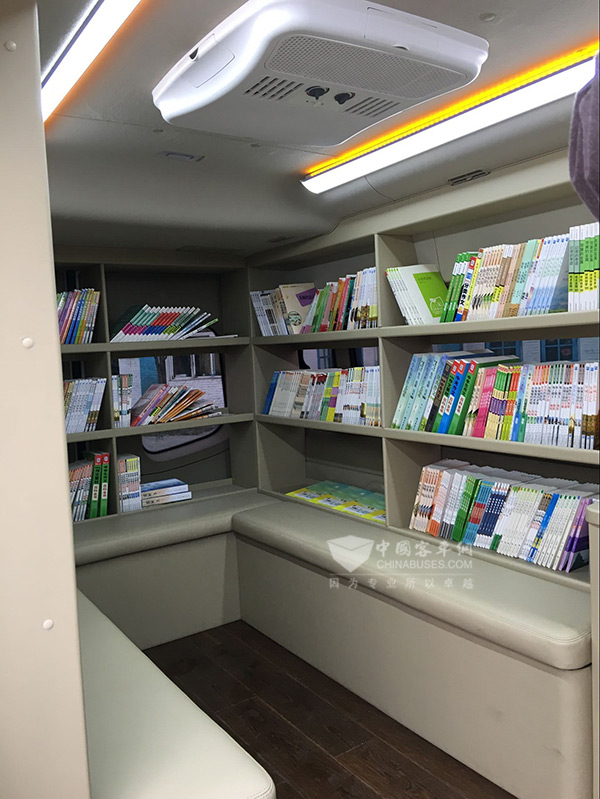 满载图书的福田图雅诺