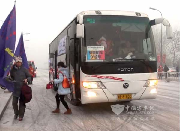 永定河半程马拉松起跑，欧辉客车保障有力
