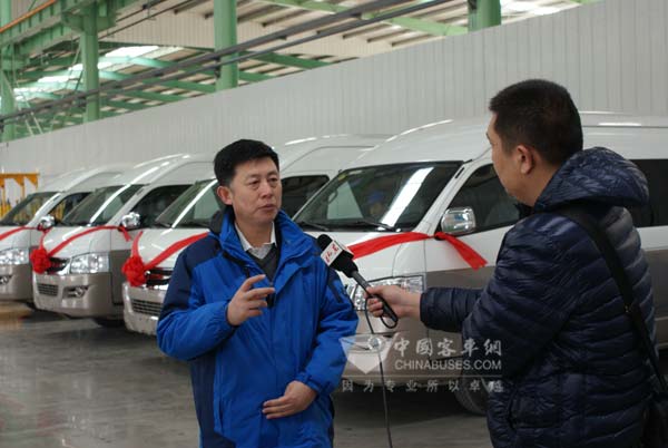 中通客车副总经理囤金军接受媒体采访