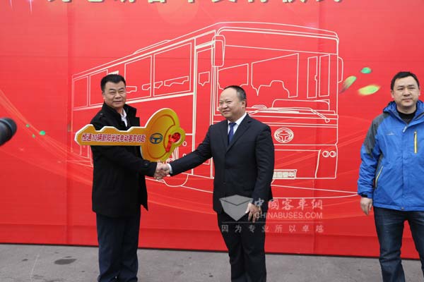 恒通新阳光纯电动客车交付酉阳翼龙公交