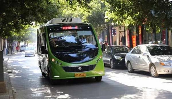 云南华坪县城迎来新能源公交时代