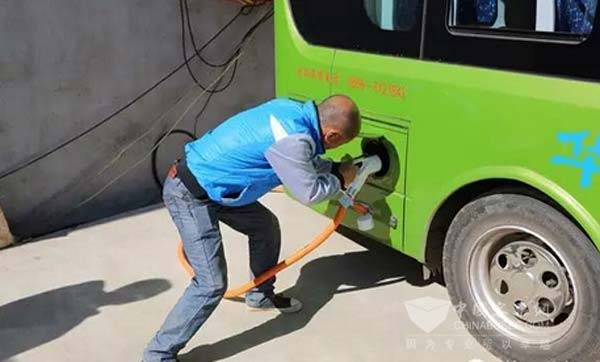 云南华坪县城迎来新能源公交时代