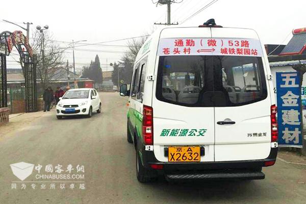 在线路上运营的海格H6V微循环公交车