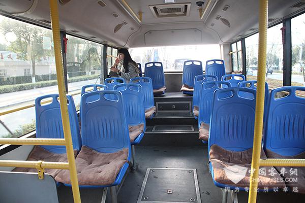 公交车座椅上的紫罗兰色绒布座垫