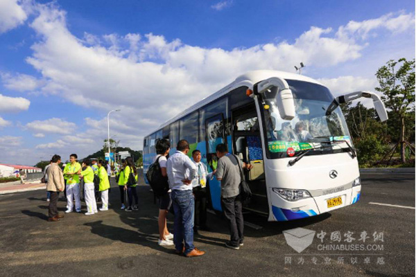 　金龙新能源服务青运会赛事通勤