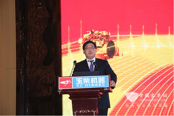 玉柴股份销售公司副总经理、客服中心主任裴海俊做服务工作报告