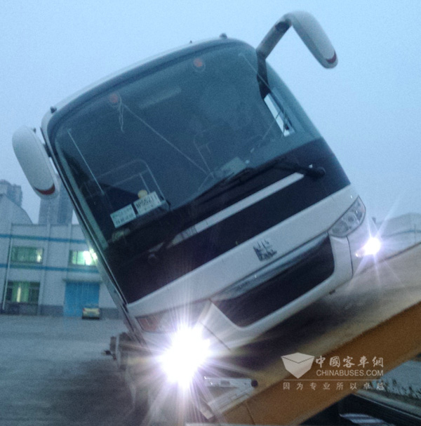 中通首台骨架车顺利通过欧盟侧翻认证