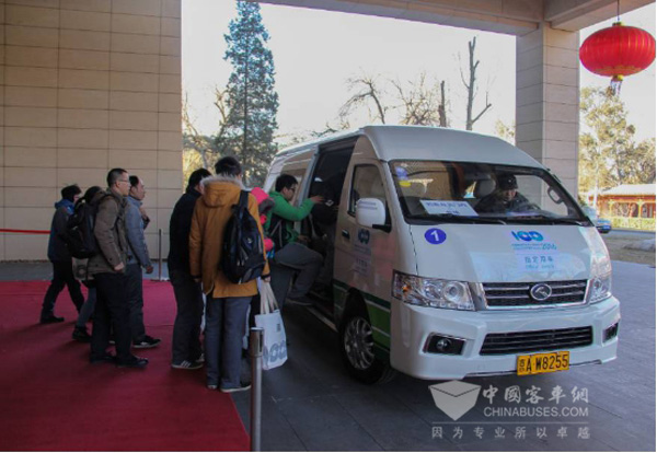 金龙纯电动凯歌接送百人会出席嘉宾