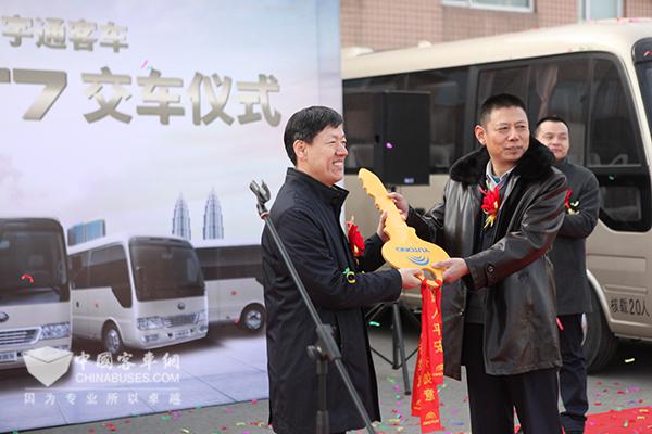 宇通T7高端商务车正式交付仪式现场