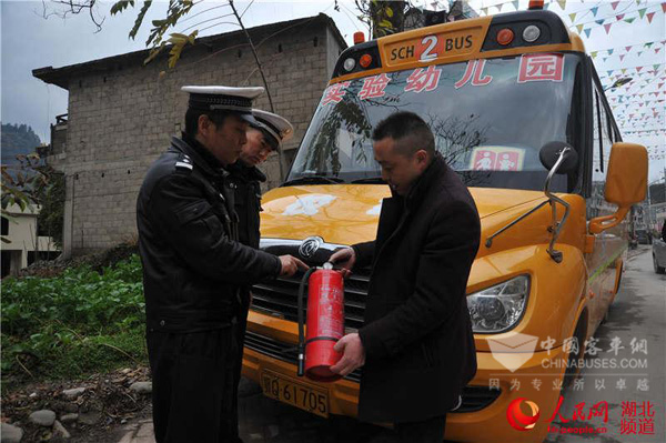 湖北鹤峰：校车“体检”迎开学