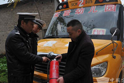 湖北鹤峰：校车“体检”迎开学