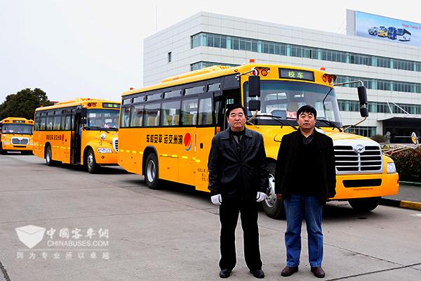 路彬(右一)与海格KLQ6106校车在一起