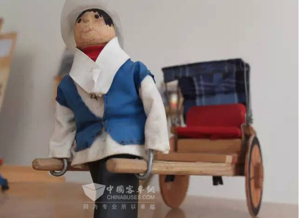 上世纪20~50年代杭州城里主要的交通工具——人力黄包车。