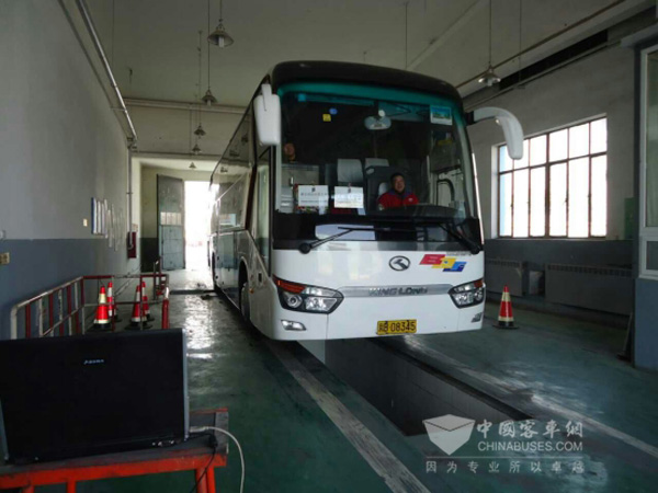 正在检测线上等待“体检”的金龙客车