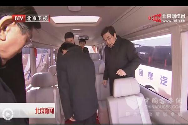 郭金龙登宇通T7进行体验