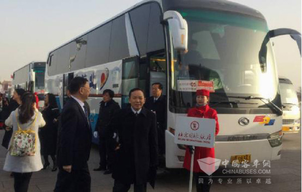 全国两会代表搭乘金龙客车参会