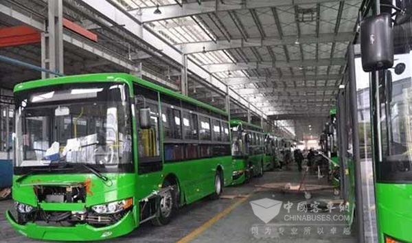 上饶客车:山东客户首台新能源公交车下线