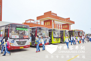 陕西渭南400名中学生坐上“定制公交”