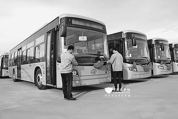 首批新能源公交车交付哈尔滨公交集团