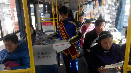 河北深州市公交车上征兵忙 交通线成为了征兵宣传线