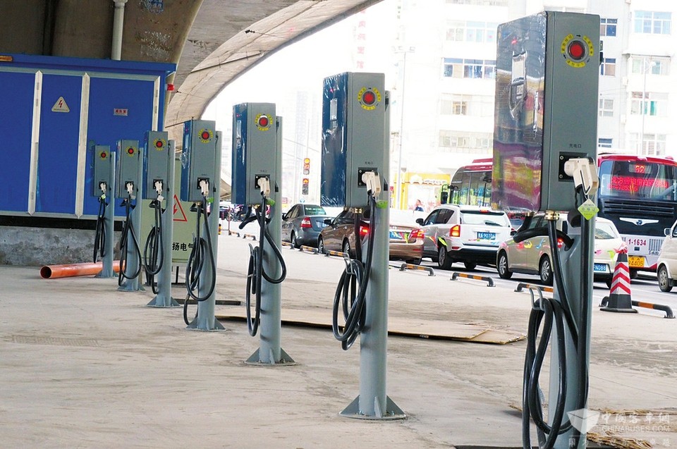 山西省首台电动车充电桩在长治下线