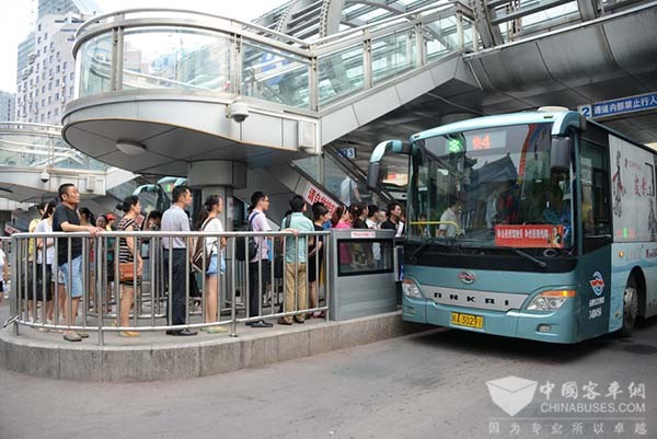 杭州：在183个公交首末站点进行文明劝导