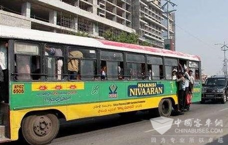 印度启动妇女安全搭车服务 在公交车上装紧急按钮