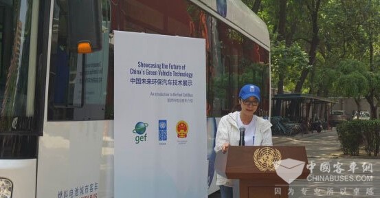 联合国亲善大使杨紫琼试乘氢燃料电动客车