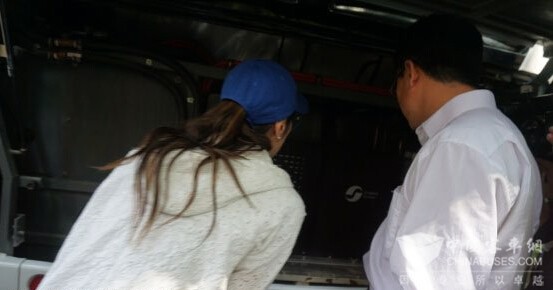 杨紫琼探究亿华通氢燃料电池发动机构造