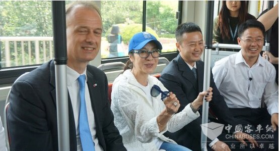 杨紫琼等人试乘氢燃料电动客车