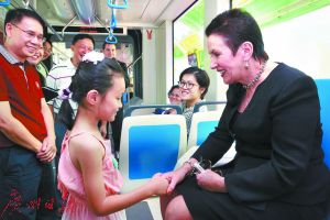 澳大利亚悉尼市长点赞广州公交