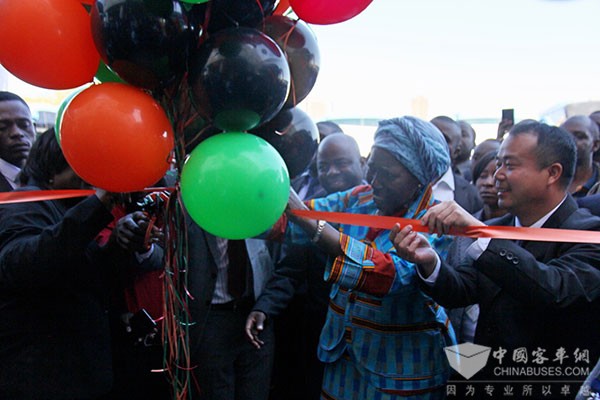 赞比亚青年司机开上中国制造海格客车